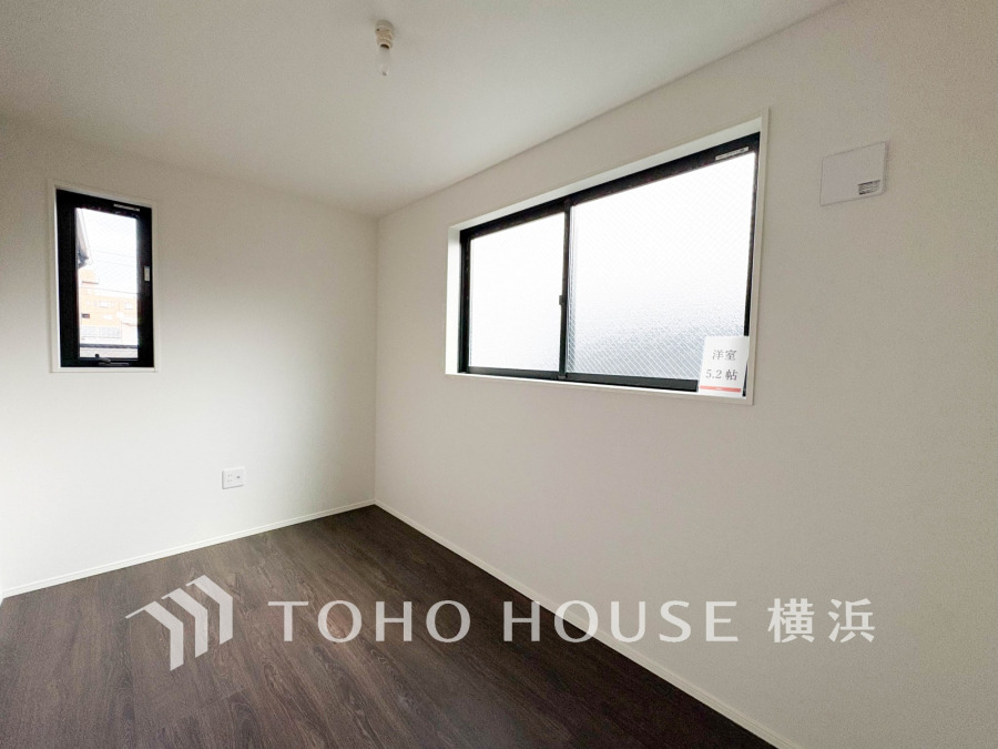 穏やかな風と陽光を導き、プライバシーに配慮された設計プランを採用し、居住性を一段と心地よいものにしています。明るく開放的な空間を演出しております。