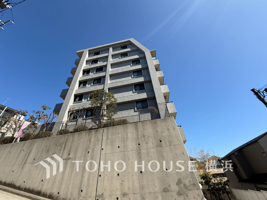 時代の流れに惑わされないシックなカラートーンで街並みに溶け込む外観は、主張し過ぎず、また平凡になり過ぎず絶妙なコントラストで輝きを放ちます。