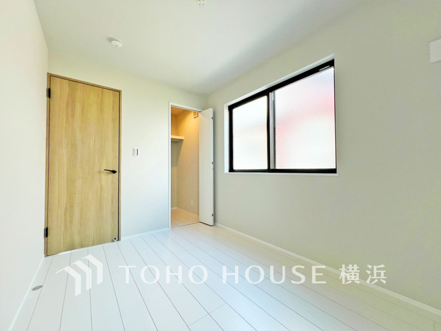 WICを備えた洋室。プライベートな自分時間を快適に過ごせるお部屋です。
