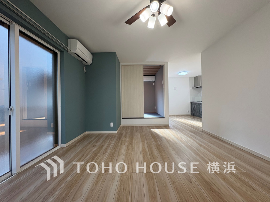 明るく開放的な空間が広がるLDK。室内には豊かな陽光が注ぎ込み、爽やかな住空間を演出。ホームパーティーでもゲストと一緒に料理を楽しみながら楽しい時間を過ごせそう。