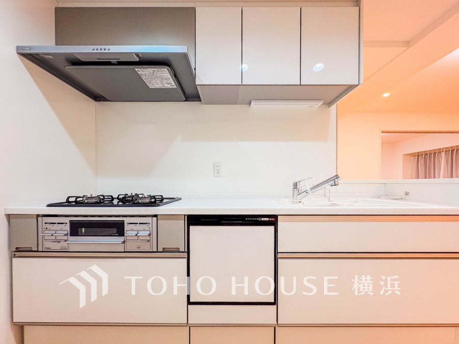 清潔感あふれるホワイトカラーのシステムキッチン。収納豊富で使い勝手の良い設計も魅力です。