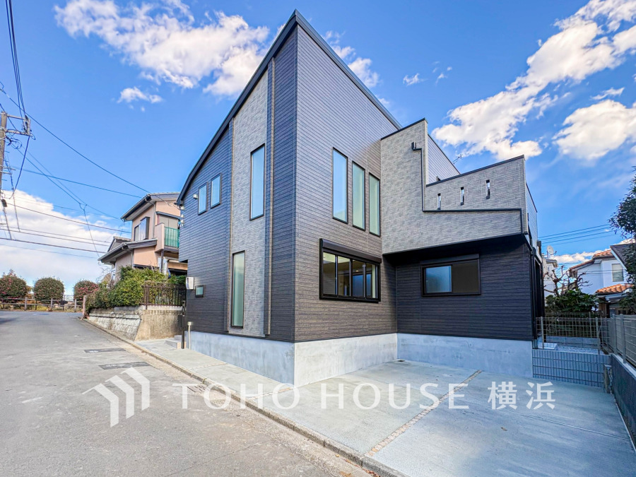 洗練された高級感を感じさせるモダンな外観。ゆとりある敷地には2台分のカースペース付き。