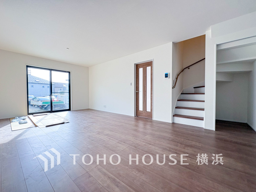 広々としたリビングダイニングは、シックでモダンな内装。落ち着いた雰囲気に包まれて、伸びやかな空間の中で、ゆったりと家族団らんのひとときを過ごせます。