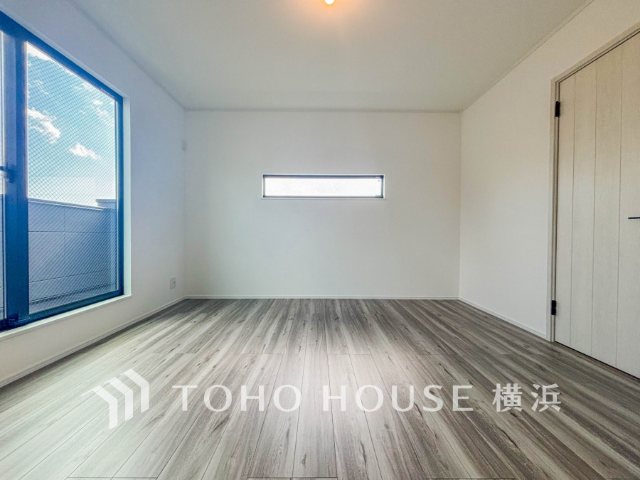 バルコニーに面した明るい洋室。穏やかな陽射しが、ゆったりとした寛ぎの時間を包みます。
