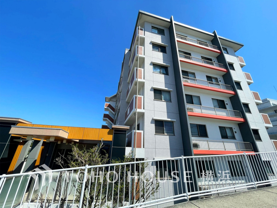 爽やかな青空の下に贅沢なほどに降り注ぐ陽光、豊かな居住性と、クオリティが見事に調和した住空間は、住まうことの喜びを感じさせてくれます。 