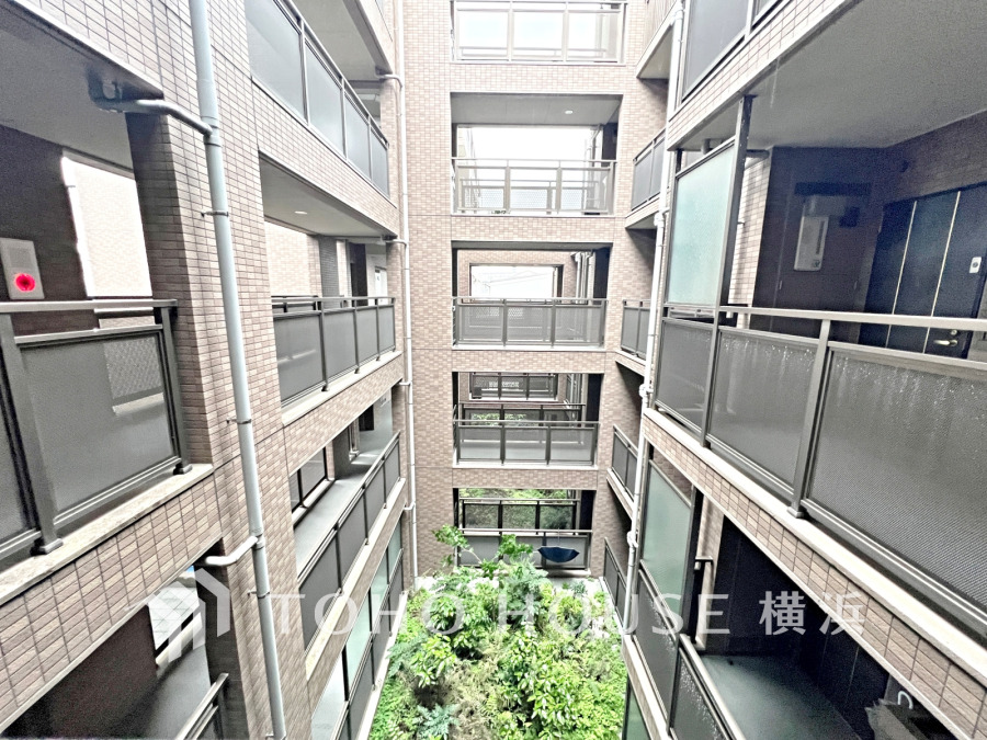 中庭の緑が爽やかな吹き抜け空間。自然光と風を取り込みます。