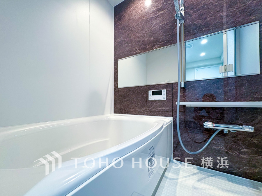 上質が感じられるカラーリングで、清潔な空間美を実現。一日の疲れが癒される優雅なバスタイムを堪能できるゆとりあるバスルームです。