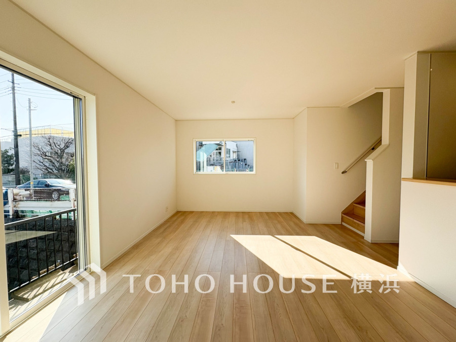 明るく開放的な空間が広がるLDK。室内には豊かな陽光が注ぎ込み、爽やかな住空間を演出。ホームパーティーでもゲストと一緒に料理を楽しみながら楽しい時間を過ごせそう。