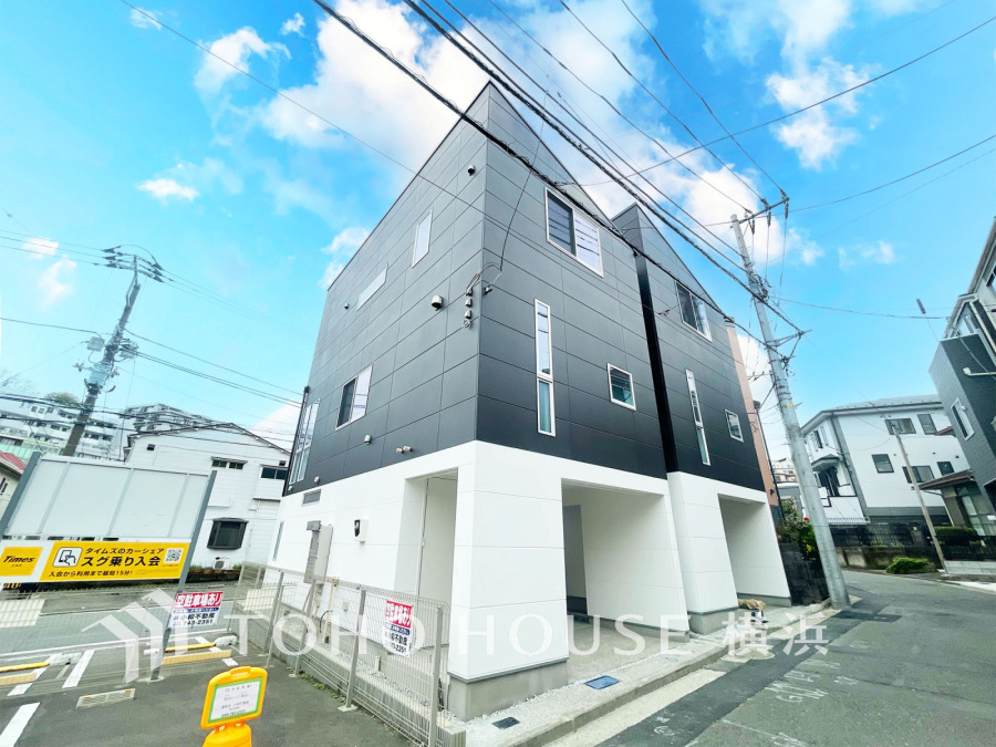 堂々たる趣ながら、主張し過ぎずどこか余裕を感じさせるシャープなフォルムで佇む邸宅は、晴天の空と照らし合わせる事で、本来あるべき完成形の姿を見せてくれます。 