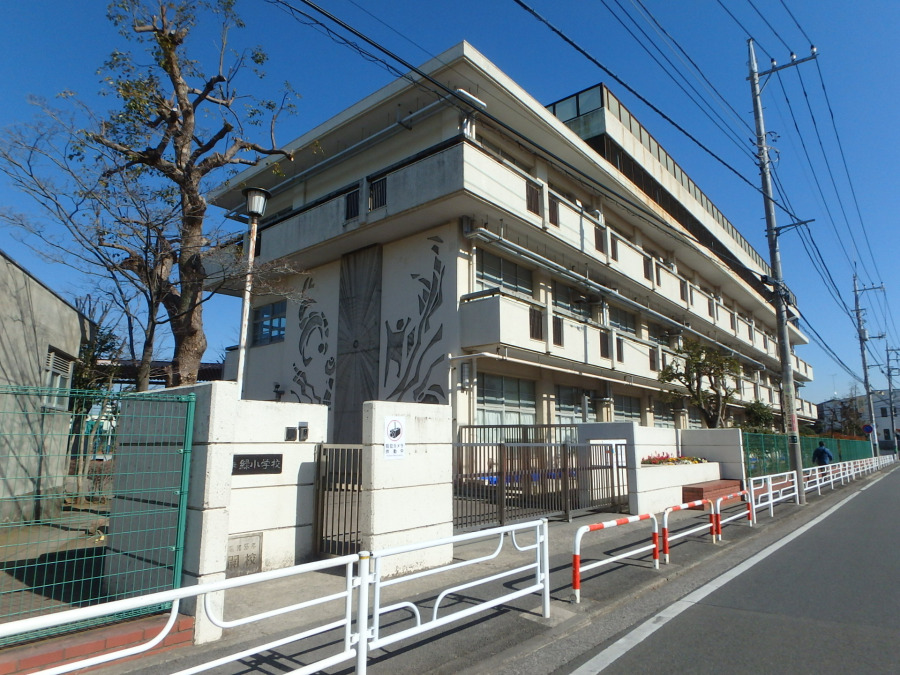 横浜市立緑小学校　約500ｍ
