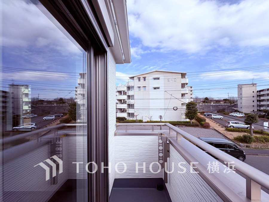 気持ちのいい空が見渡せる広いバルコニー。爽やかな風を感じて、心躍る素敵な暮らしがはじまります。