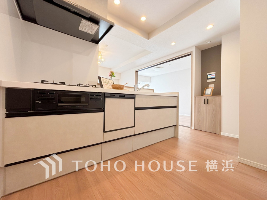 誰もが使いやすいデザインにこだわったキッチン。プライベートスペースを彩るインテリアとしての美と、快適な日常を支える機能性と強さがひとつになったキッチンです。