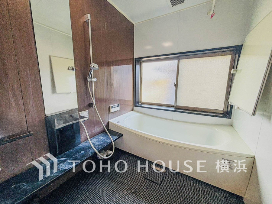 心地よいリラックスを叶える清潔感溢れる美しい空間。快適で機能的なバスルームです。
