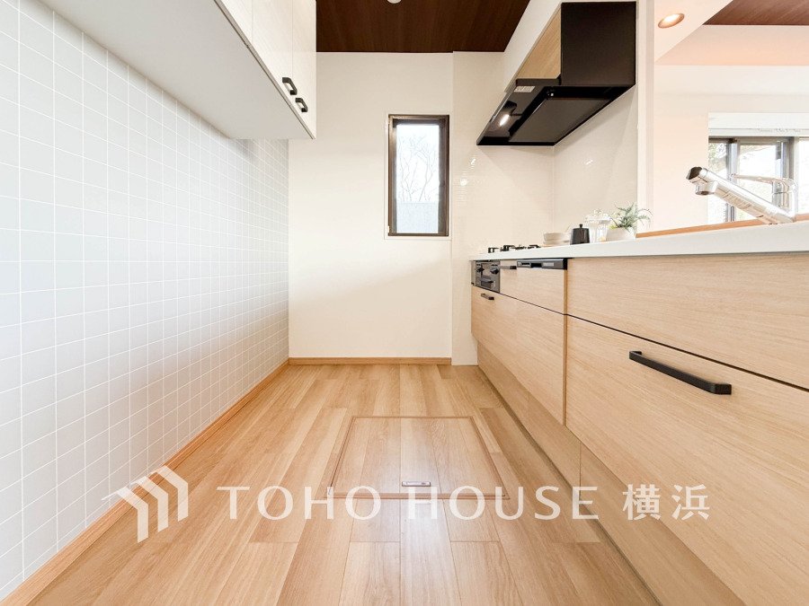 新規交換された清潔感溢れるシステムキッチン。リビングが見渡せるスタイリッシュな対面式キッチンです。
