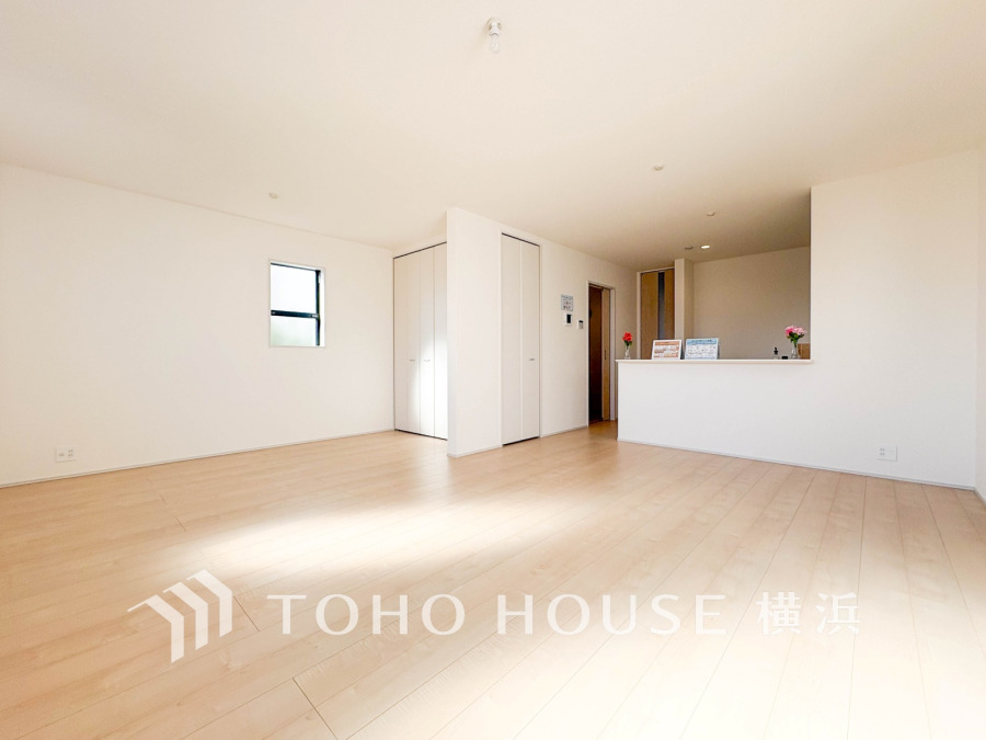 明るい自然光が差し込む広々としたリビングは、家族が集う快適で開放的な空間です。