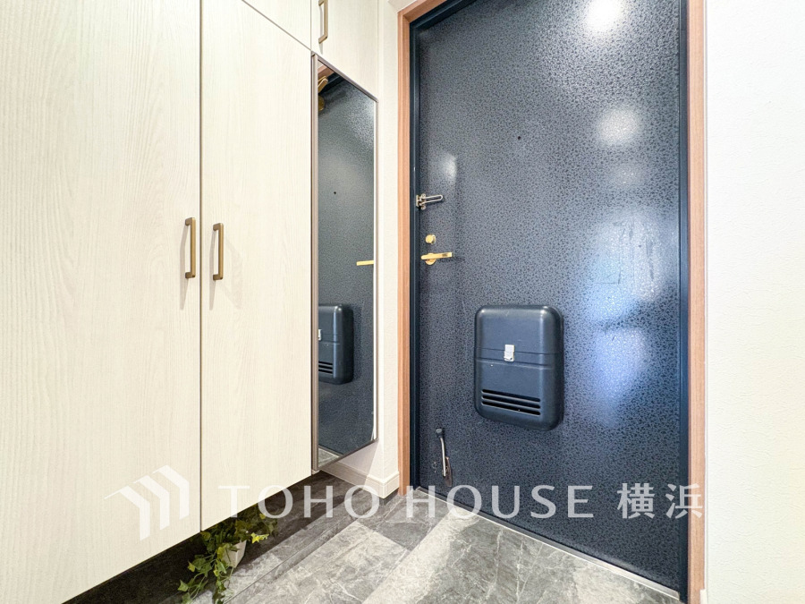 豊かなプライベートタイムへ誘うモダンテイストな玄関。デザインや素材が美しい調和を奏でている空間です。お客様をお迎えする玄関は落ち着いた雰囲気です。