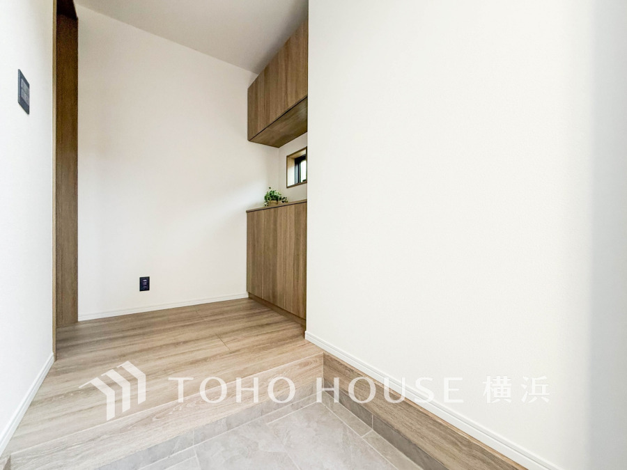 ナチュラルな木目が温かみを演出する玄関。収納力のあるシューズボックスで整理整頓もスムーズです。