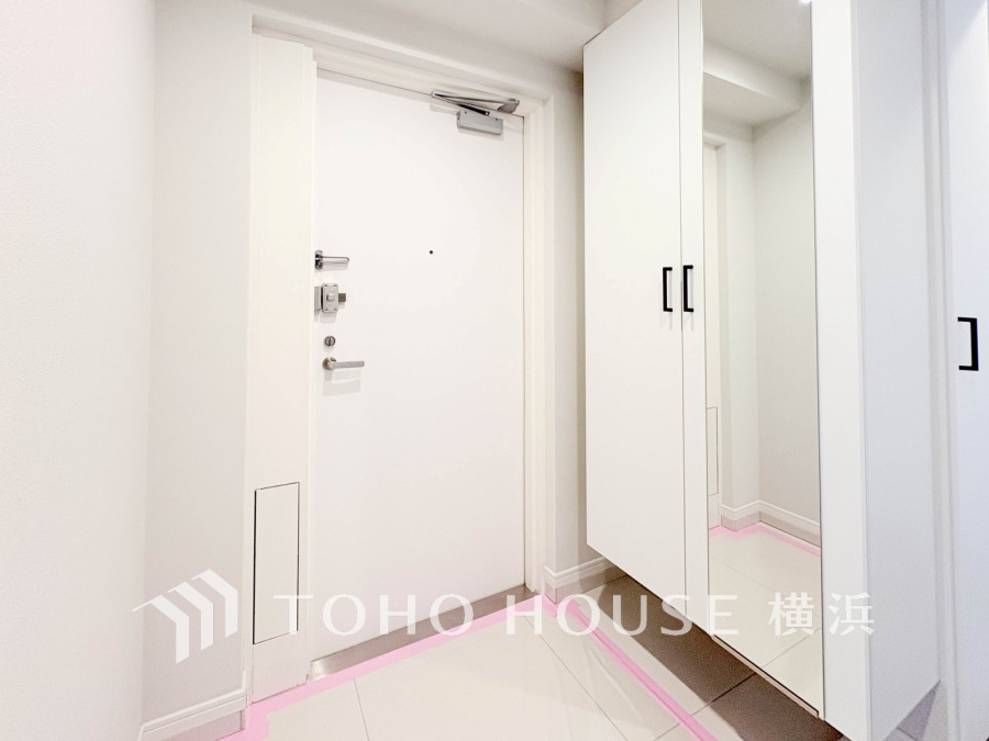 トールサイズのシューズボックスは大きな鏡付きで身だしなみも整えやすい快適な空間です。