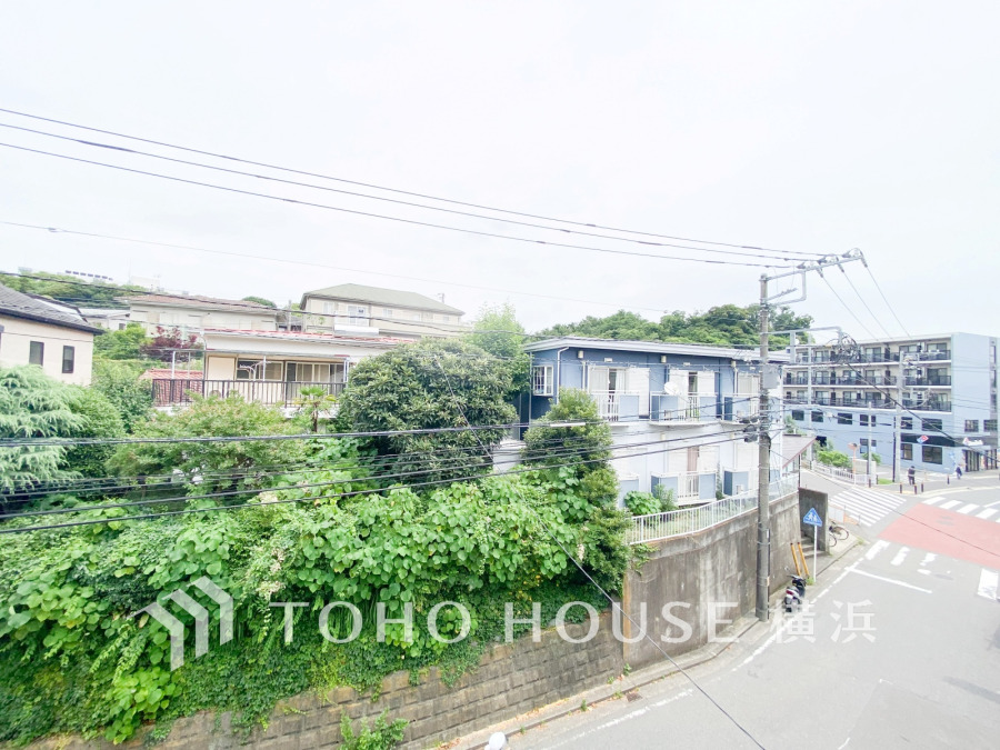手を伸ばせば、ふれることが出来そうな環境が、そのままインテリアになったような印象です。その豊かな眺望にふさわしい空間には、通風・採光にも優れ、心地よい光と風があふれています。