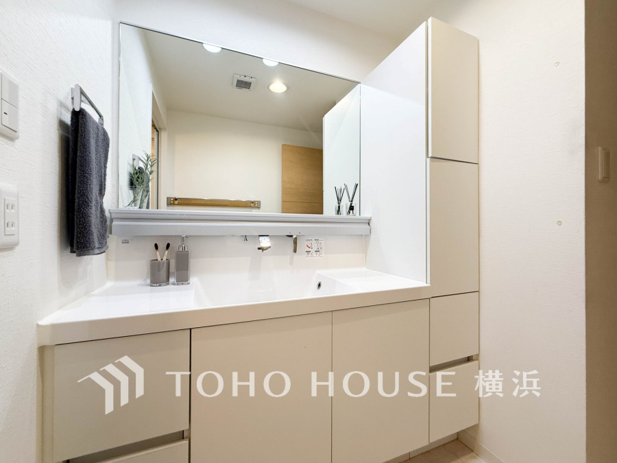 清潔感あふれるホワイト基調の洗面台。大きな鏡と収納力で使い勝手が良く、毎日の身支度を快適にします。