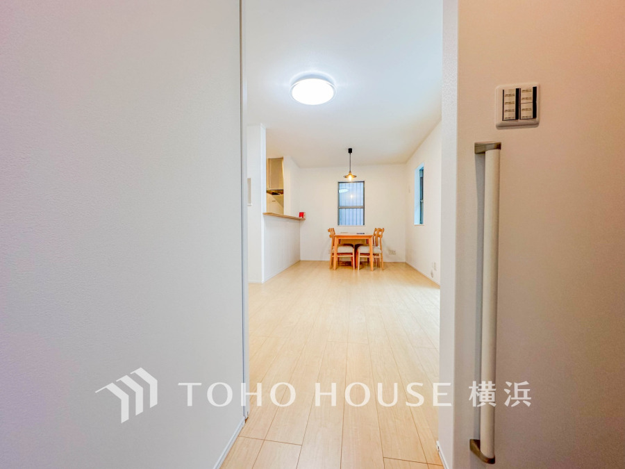 上質感漂う玄関と廊下。居住者の帰り、訪れる方を優しく迎える・安らぎに満ちた生活空間を予感させる。健やかな暮らしを楽しめそう。