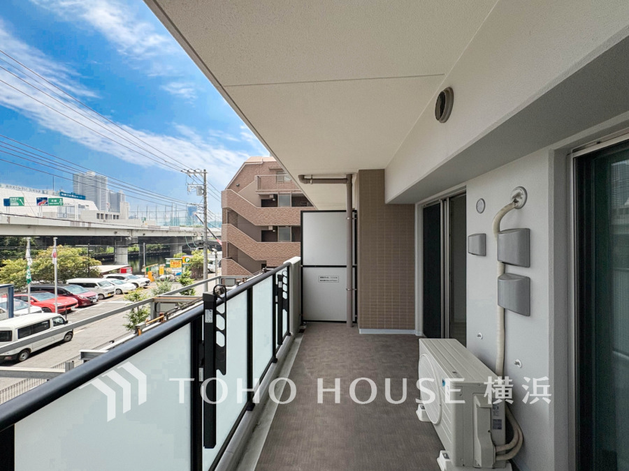 2部屋にまたがる広いバルコニーは、暮らしの中での光と風を快適に演出してくれています。見事なまでの開放的な空間をお楽しみください