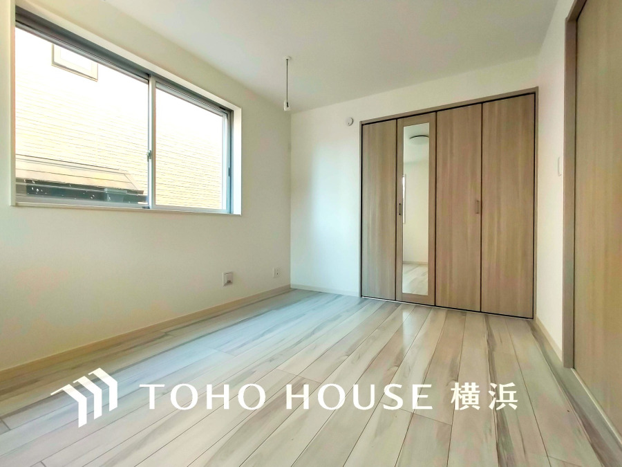 ひとりの時間をゆったり過ごしたり、静かな環境で趣味に打ち込んだり、自分時間を快適に過ごすプライベートルーム。大きな窓で彩られた空間は、心地よい風と伸びやかな眺めを愉しむ特等席に。