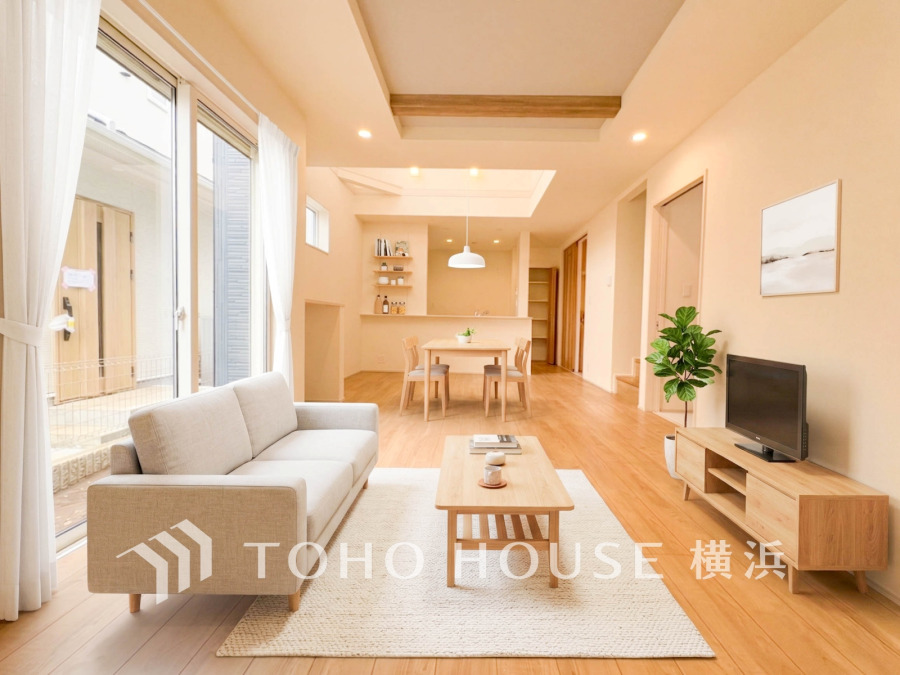 大切な家族やお客様と刻む時を、より上質に。何気ない日常さえも特別に変える、心地よい空間を目指して。※生成AIによるイメージです。家具・小物は販売価格に含まれません。