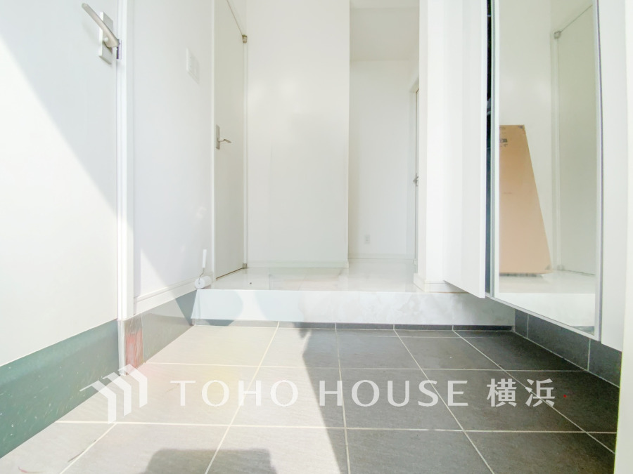 居住者の帰り、訪れる方を優しく迎え、やすらぎに満ちた生活空間を予感させる。健やかな暮らしを楽しめそう。