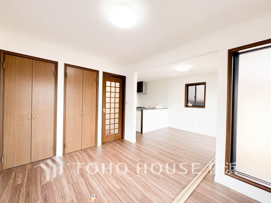 ここにはみんなが集い、食事と楽しい会話が始まる。話に夢中になりすぎて、ついつい時を忘れてしまう。そんな束の間の幸せを感じさせてくれる場所。