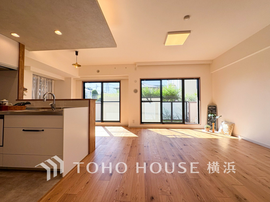 和やかで洗練された空間の演出。寛ぎとコミュニケーションを育む居心地のよい場所。やわらかな陽射しが降り注ぎ、室内に開放感と爽快感をもたらします。