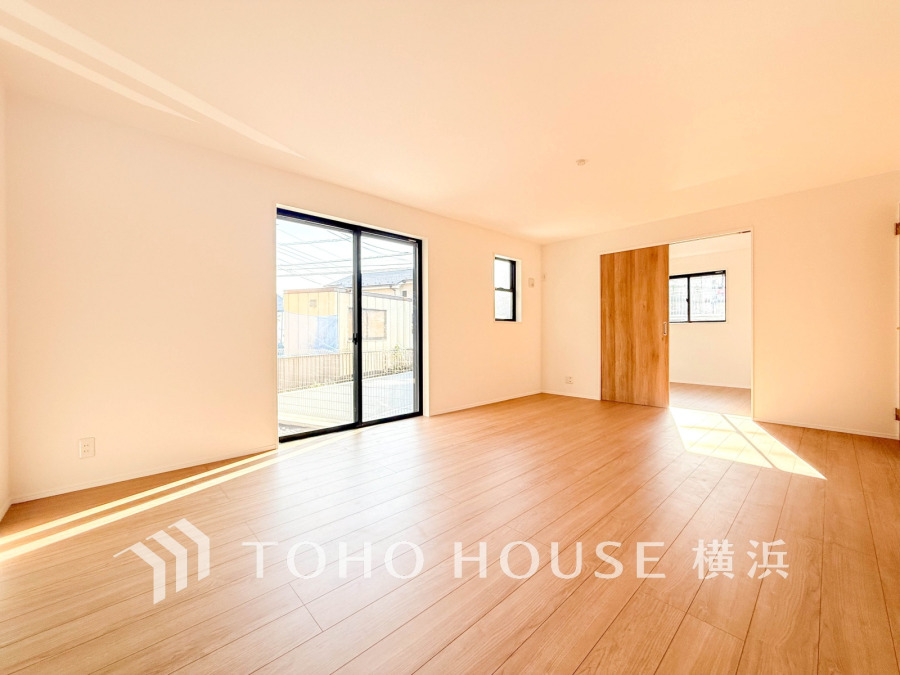 明るく開放的な空間が広がるLDK。室内には豊かな陽光が注ぎ込み、爽やかな住空間を演出。
