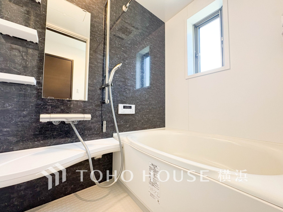 掃除のしやすさ・収納の便利さなど、おふろを使う人、お手入れする人、みんなにとっての「しあわせ性能」を追求したバスルームを採用いたしました。