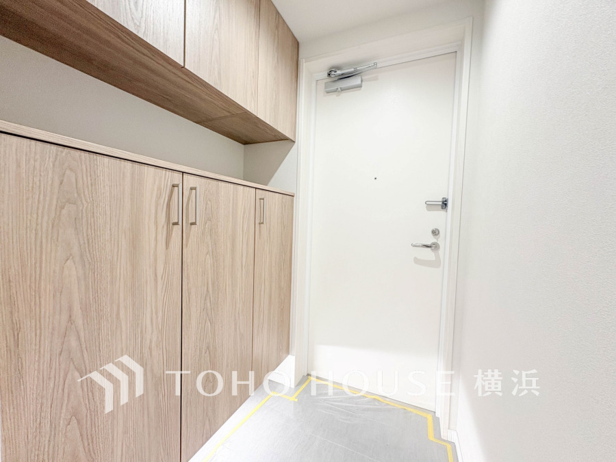 落ち着いた色を基調としていて、上質感のある玄関スペース
