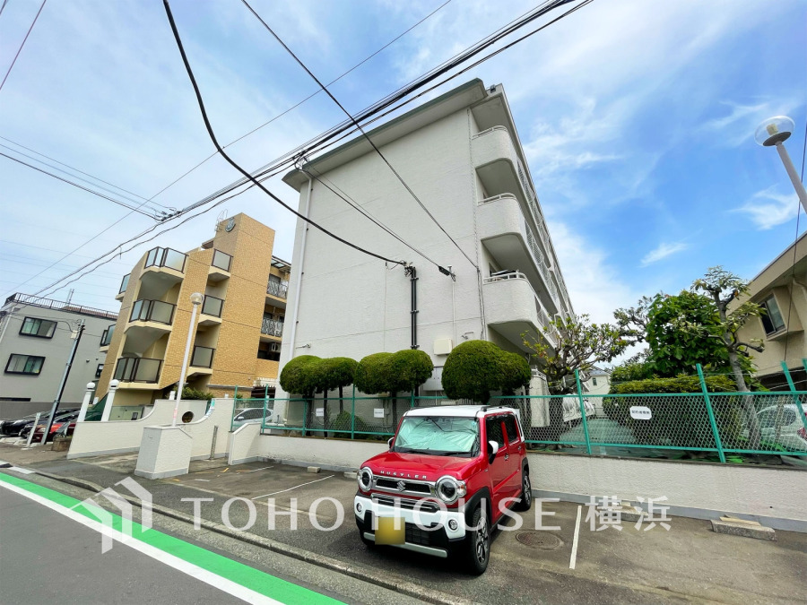 ふりそそぐ陽射しと開放的な空間形成。青空を背景に更なる美しさを醸す佇まい。暖かな陽光と爽やかな風がハーモニーを奏でる上質な空間を愉しむ暮らしがここにある。