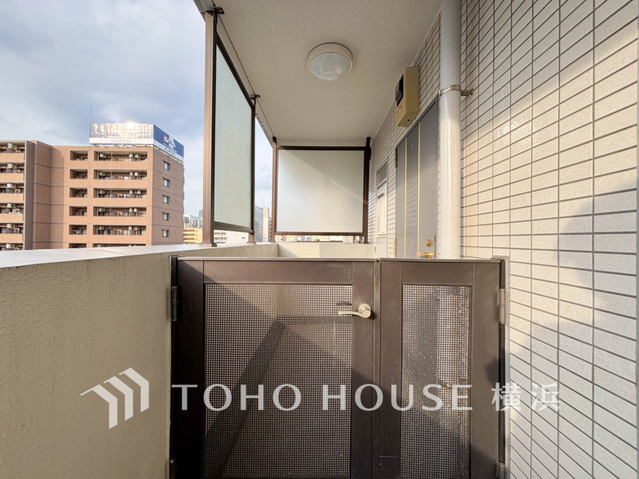 お住まいに出会う人々を出迎える玄関だからこそ、広々清潔感あふれる空間にしたいもの。広く設けられた玄関ポーチが、住まう人や訪れる人を心地よく迎え入れる上質な空間を演出しています。