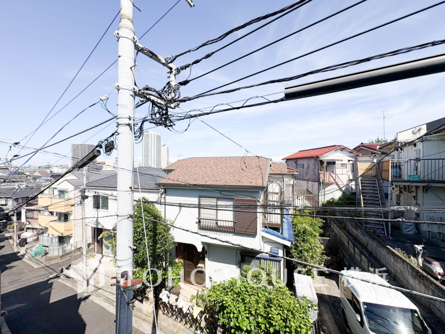 手を伸ばせば、ふれることが出来そうな環境が、そのままインテリアになったような印象です。その豊かな眺望にふさわしい空間には、通風・採光にも優れ、心地よい光と風があふれています。