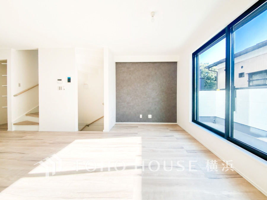 光と風が溢れる開放的なリビングダイニングには自然と家族みんなが集まってきます。明るく穏やかな空気の中で飲んだり、食べたり、笑ったり。