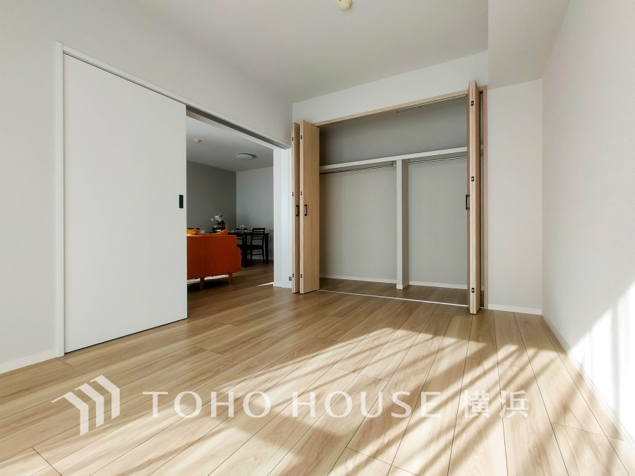 明るい日差しが差し込む収納豊富な洋室。リビングとつながり、開放感のある快適空間です。