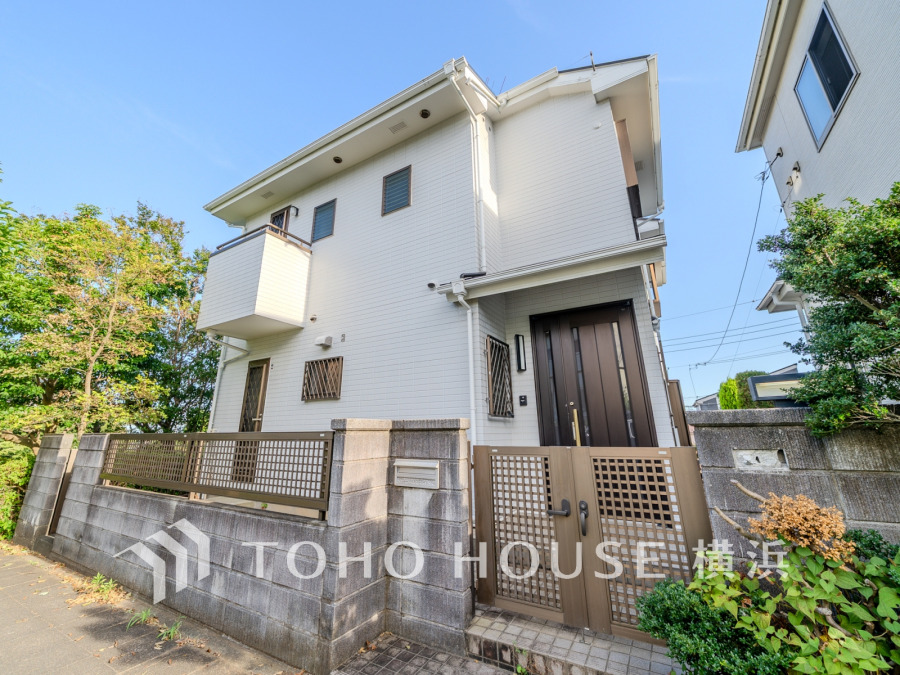 閑静な街並みに調和する落ち着いた外観。ふりそそぐ陽射しと青空を背景に美しさを醸す佇まい。
