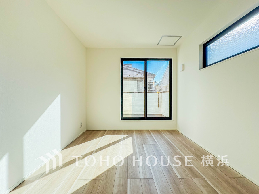 バルコニーに面した明るい洋室。穏やかな陽射しが、ゆったりとした寛ぎの時間を包みます。
