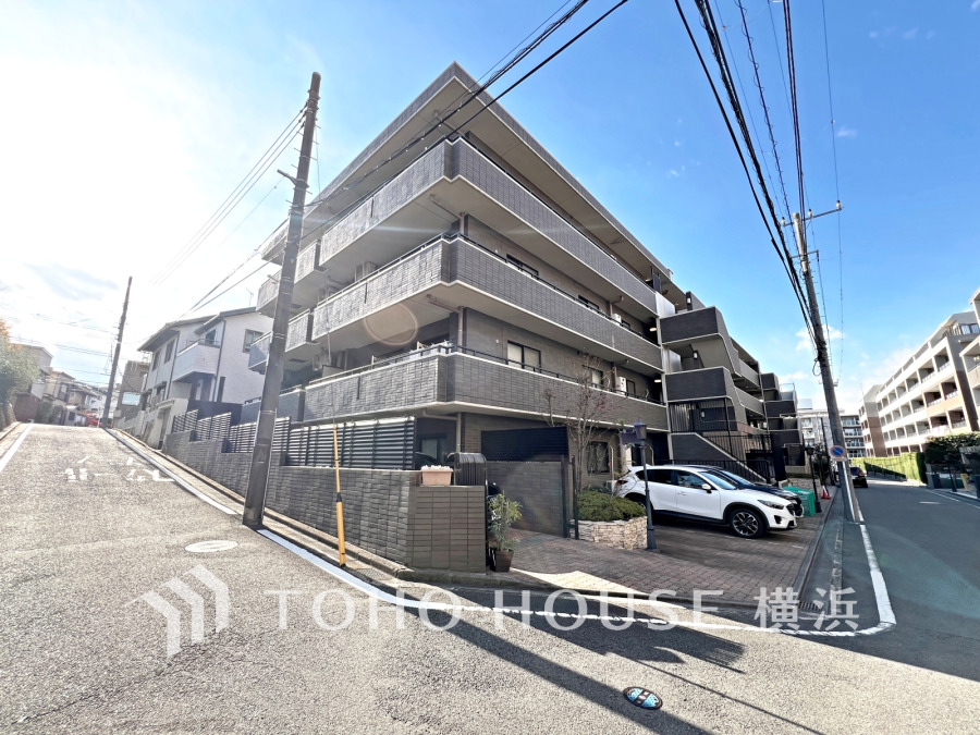 青葉台駅徒歩6分の閑静な住宅街に佇む、日当たり良好な4階建てマンション。快適な暮らしが叶います。