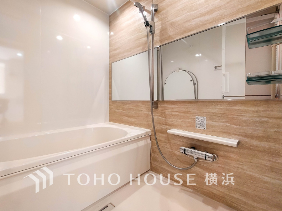 1日の疲れを取り心身を癒すことができる住まいの中のリラクゼーション空間、バスルーム。心からゆったりと寛いでいただけるよう、あたたかみのある色合いで仕上げています。