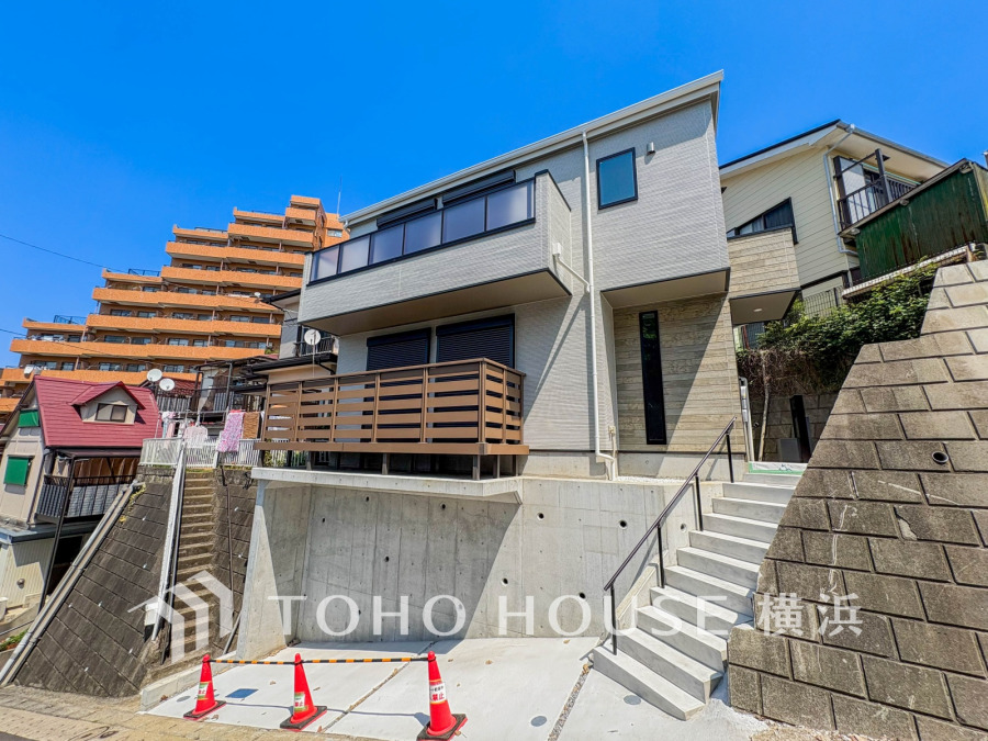 住む人を映し出す洗練された佇まいは、いつまでも輝き続けながらいつしか街の風景に溶け込んでいきます。