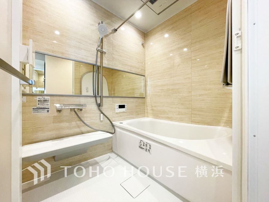 上質が感じられる質感とカラーリングで、清潔な空間美を実現。一日の疲れが癒される優雅なバスタイムを堪能できるゆとりあるバスルームです。