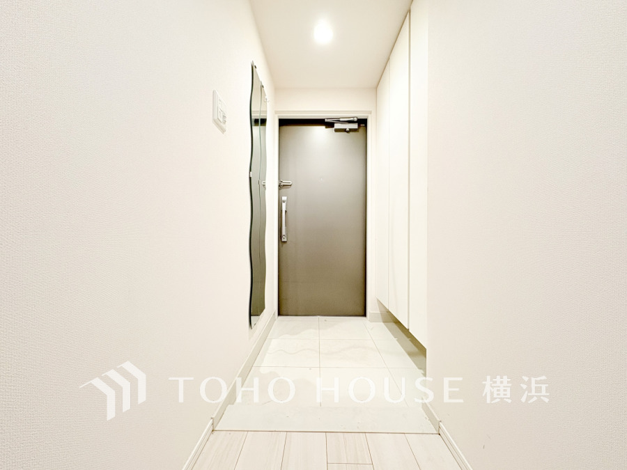 トールサイズのシューズボックスを設置した玄関スペース。便利な大型ミラーも設置。
