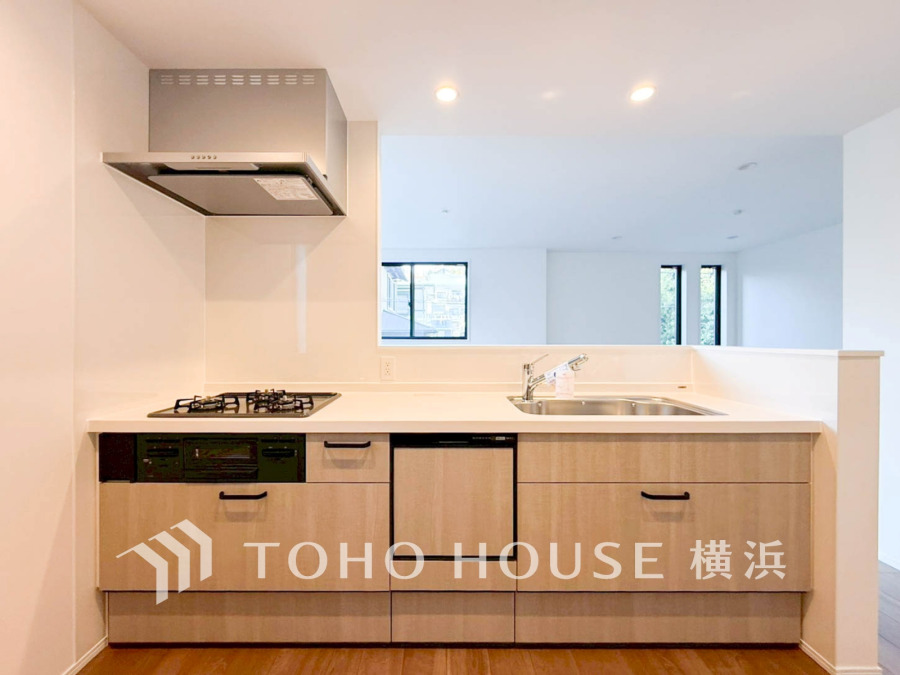 使い勝手の良い設備のキッチンで効率よくお料理もできます。食する料理に家族が舌鼓を打ち自然と笑いが絶えない空気感がそこに広がります。自慢の腕をふるってください。