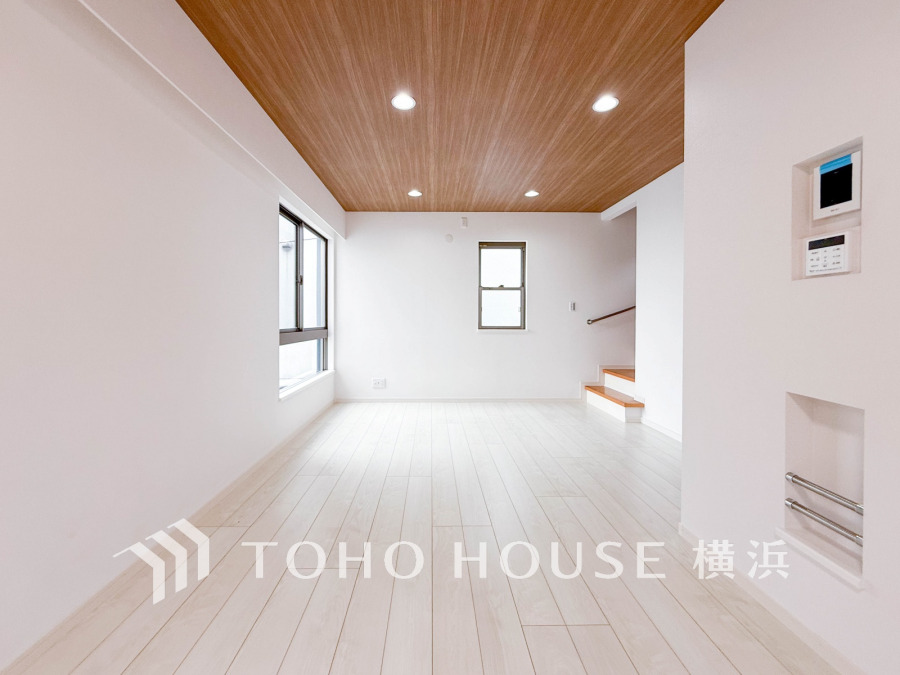 ここにはみんなが集い、食事と楽しい会話が始まる。話に夢中になりすぎて、ついつい時を忘れてしまう。そんな束の間の幸せを感じさせてくれる場所。