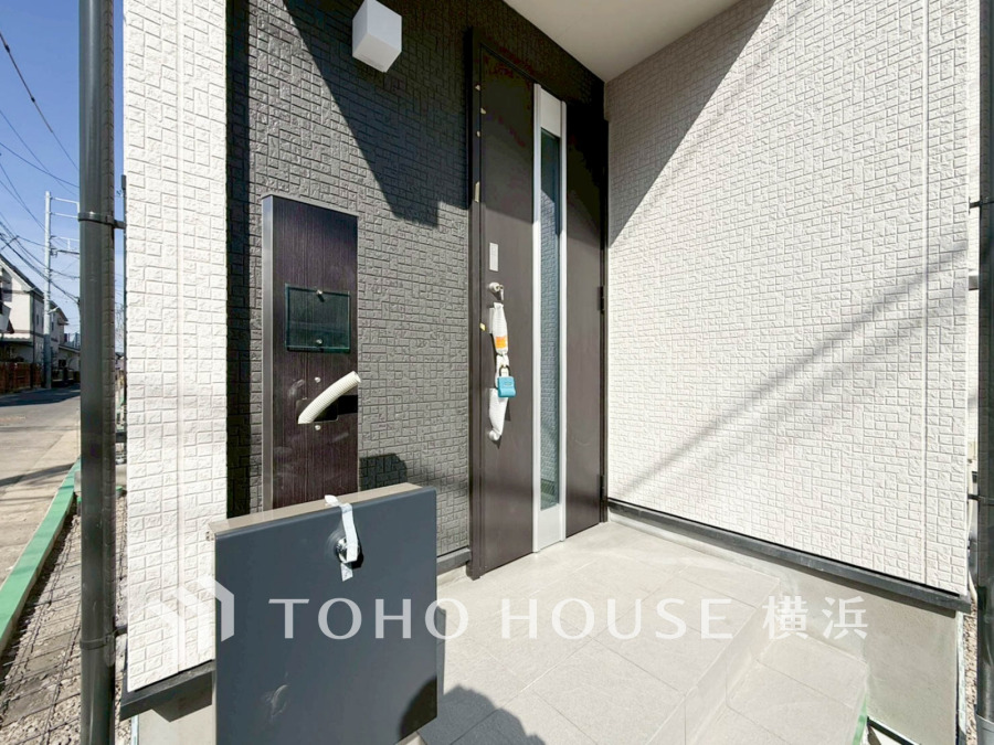 お客様をお迎えする玄関は落ち着いた雰囲気。帰り着くたびに洗練されたテイストの空間に迎えられ誇りと喜びを感じる玄関まわりです。