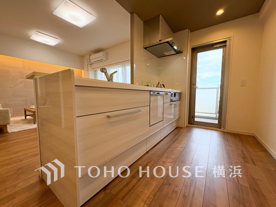 自然光の入る明るいキッチンは開放的な対面式。リビングにいるご家族との会話を楽しみながらお料理ができます。
